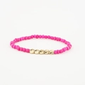 Détail des perles roses mates et accents dorés sur le bracelet élastique fait à la main - Rose Bonbon (BC493-6)