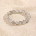 Bracelet en pierres blanc grisâtre translucides de 10mm sur un tissu en soie dorée - Blanc Grisâtre (GBC018-6)