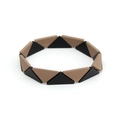 Detail eines geometrischen zweifarbigen Boho-Armbands mit matt-schwarzen und khakifarbenen Dreiecken - Schwarz Und Khaki Patchwork-Stil (BC497-3)