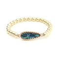 Detailansicht eines goldenen Perlenarmbands mit glitzerndem blauem Tropfenanhänger aus Druzy - Pfauenblau (BC506-4)