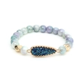 Detail eines Perlenarmbands mit Tropfenanhänger und Glasperlen in Marmoroptik - Blau und Lila Marmor (BC507-5)