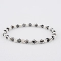 Bracelet bohème en perles de cristal avec perles facettées sombres et accents floraux - Gris Foncé (BC537-5)