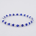 Détail macro des perles en cristal bleu roi et des perles de fleurs en argent - Bleu Royal (BC537-6)