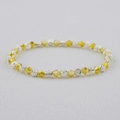 Détail macro des perles de cristal jaune et des breloques florales sur bracelet bohème - Jaune (BC537-7)