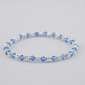 Détail de perles en cristal bleu foncé et de breloques fleurs argentées sur un bracelet - Bleu Foncé (BC537-9)