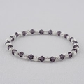 Gros plan de perles en cristal violet foncé et breloques de fleurs en argent sur un bracelet - Violet Foncé (BC537-11)