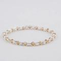 Détail d'un bracelet bohème avec perles de cristal champagne et fleurs argentées - Champagne (BC537-12)