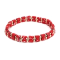 Makro-Detail von roten Schleifenperlen und Goldkugeln an einem minimalistischen Armband - Tintenrot
