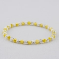 Gros plan d'un bracelet bohème en cristal jaune avec des perles de marguerite argent - Jaune Citron (BC537-13)
