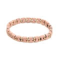 Detailansicht der rosa geometrischen Perlen und polierten Goldkugeln auf einem Perlenarmband - Rosa
