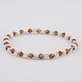 Vue détaillée du bracelet bohème avec perles de cristal ambré et breloques de fleurs - Brun Thé (BC537-14)