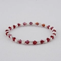 Détail des perles en cristal rouge facetté et des perles de séparation en forme de fleur - Rouge (BC537-16)