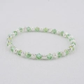 Gros plan détaillé des perles en cristal vert et des perles à fleurs argentées du bracelet - Vert Clair (BC537-15)