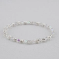 Détail des perles en cristal bohème et breloques fleurs argentées sur un bracelet perlé - Blanc Irisé (BC537-18)
