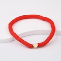 Detailansicht eines roten Polymer-Ton-Armbands mit goldenem Herzanhänger auf weißem Hintergrund - Rot