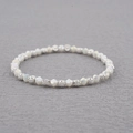 Gros plan de perles en cristal blanc et d'entretoises florales en argent sur un bracelet - Blanc (BC537-19)