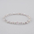 Détail macro du bracelet bohème avec perles en cristal lavande et intercalaires fleurs argentées - Violet Clair (BC537-21)