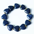 Nahaufnahme von herzförmigen Lapislazuli-Perlen mit goldenen Abstandsperlen auf Armband - Lapislazuli (BC593-2)