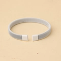 Minimalistisches Armreif-Design aus silbernem Edelstahlgeflecht mit quadratischen Enden - Weiß