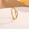 Nahaufnahme des vergoldeten Titanstahlrings mit hohlem Design und Zirkonia-Besatz - US 5 / 3307 Wassertropfen Strass Ring Gold