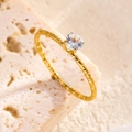 Anello martellato in oro 18k con zircone su pietra di travertino strutturata - n.5 / Oro (3309)