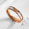 Bague minimaliste en acier titane plaqué or rose 18K avec nacre blanche et trois diamants - 5 / Or rose
