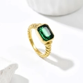 Vintage Ring 14k vergoldet aus Edelstahl mit gedrehtem Design und grünem Smaragdstein - US 6 / Gold mit grünem Zirkon