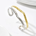 Brazalete abierto irregular bicolor de acero inoxidable chapado en oro de 14K moderno - Estilo Martillado Bicolor Oro Plata (2268) / Tono Oro Plata 14K