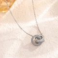 Collier argenté à double anneau entrelacé avec chiffres romains et pavé de zircons - Collier Argenté