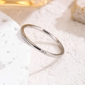 Anillo minimalista de acero de titanio plateado con un pequeño diamante solitario - Talla 5 / Una Piedra Plateado