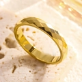 Bague en V dorée de 3mm avec motif à facettes et texture losange en acier titane - Taille 5 / Bague Losange (3313) / Or