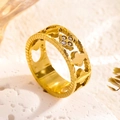 Bague trèfle évidée dorée avec des zircons blancs sur un socle en pierre blanche - US 5 / Or