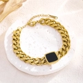 Bracciale a catena spessa dorata con pendente quadrato nero su base in pietra bianca - Bracciale Oro (7882)