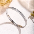 Bracelet argenté avec motif d'écailles de dragon et bordure perlée élégante - Diamètre 55mm / Argent