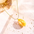 Collier en chaîne dorée avec pendentif ovale en résine jaune sur support en pierre - Or Riche (81190)
