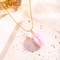 Collier élégant en titane doré avec pendentif ovale en résine rose irisée femme - Rose Fille (81189)