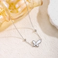 Élégant collier papillon argenté avec nacre blanche et détails en zircone - Collier Papillon (81253) / Argent