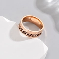 Primer plano detallado del anillo giratorio de oro rosa con números romanos y cadena - US 6 / Rosa oro