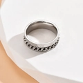 Detalle de anillo giratorio de titanio plateado con números romanos y cadena incrustada - US 7 / Plateado