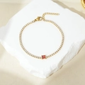 Elegante bracciale in acciaio titanio dorato con pavé di zirconi e gemma rossa quadrata - Oro 18K / Oro Zirconia Rossa