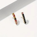 Dettaglio orecchini a barra dorati con cristalli multicolore su sfondo bianco puro - 14k / Oro