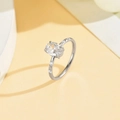 Dettaglio macro dell'anello in acciaio con zircone ovale e montatura a quattro griffe - US 6 / Colore acciaio