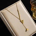 Goldene Titanstahl-Halskette mit V-Buchstaben-Anhänger und 3D-Würfel-Quasten-Zubehör - Buchstabe V