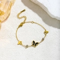 Vue détaillée du bracelet papillon doré avec émail noir et accents en zircon brillant - Papillon Nacre Noire Incrusté Zirconium (70010) / Or