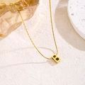 Minimalistische goldene Edelstahlkette mit B-Buchstabenanhänger auf strukturierter Fläche - Buchstabe B