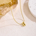 Minimalistische goldene Edelstahlkette mit einem markanten 3D-Großbuchstaben G Anhänger - Buchstabe G