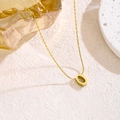 Elegante goldene Edelstahlkette mit einem minimalistischen ovalen Anhänger Buchstabe O - Buchstabe O