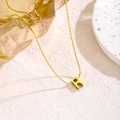 Minimalistische Goldkette mit 3D R-Buchstabenanhänger an einer feinen Kette - Buchstabe R