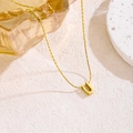 Minimalistische goldene Edelstahlkette mit U-Buchstaben-Anhänger und feiner Gliederkette - Buchstabe U
