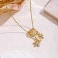 Collier multi-rangs doré avec pendentifs étoile, lune et conque en oxyde de zirconium - Étoile De Mer Et Empreinte (81482)